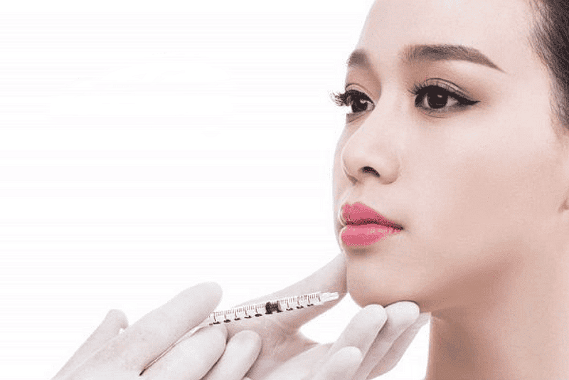 Tiêm filler cằm giúp cải thiện dáng cằm, nhưng cần thời gian để mô mềm ổn định và dáng cằm tự nhiên hơn. 