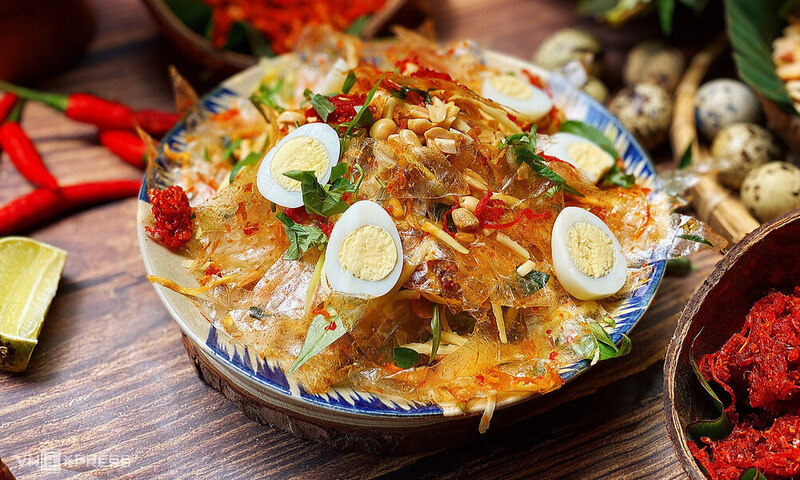 Bánh tráng trộn có vị chua cay mặn ngọt hài hòa, là món ăn vặt quốc dân của giới trẻ. 
