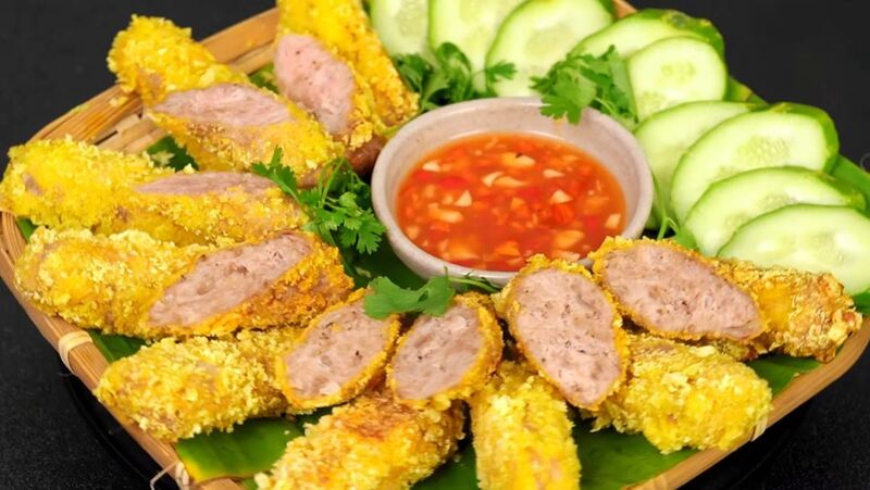 Nem chua rán giòn bên ngoài, dai nhẹ bên trong, thường ăn kèm tương ớt cay ngọt. 