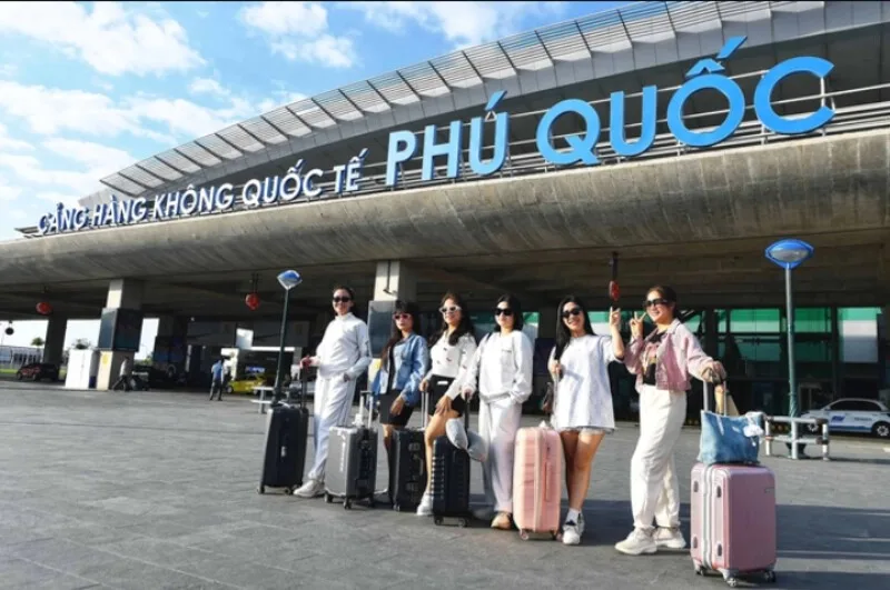 Du khách có thể đến Phú Quốc bằng máy bay, tàu cao tốc hoặc kết hợp xe khách và tàu tùy điểm xuất phát, thời gian và ngân sách.