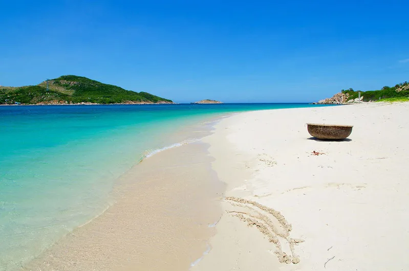 Nam đảo Phú Quốc nổi tiếng với bãi biển đẹp, nước trong, cáp treo Hòn Thơm và nhiều tour khám phá đảo nhỏ.