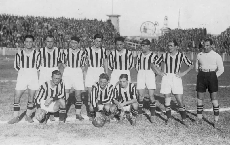 Serie A có lịch sử phát triển lâu dài, gắn với nhiều câu lạc bộ hơn 100 năm tuổi tại Ý.