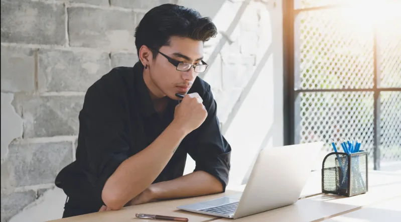 Người mới nên bắt đầu từ nền tảng dữ liệu, Excel, SQL, thống kê, Python, trực quan hóa dữ liệu và các công cụ phân tích phổ biến.