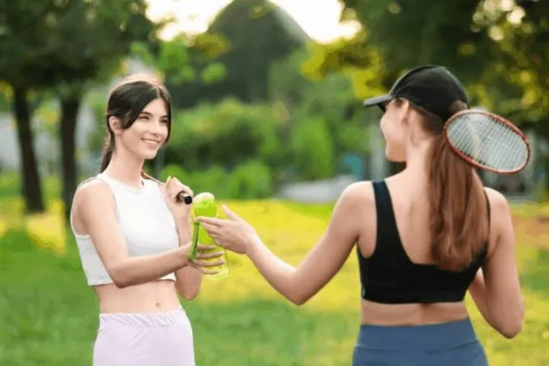 Một giờ chơi cầu lông có thể tiêu hao khoảng 250–600 calo tùy cân nặng và cường độ vận động.
