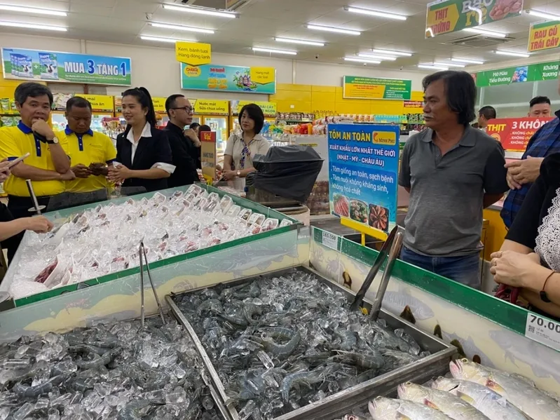 Giá bán lẻ thường cao hơn vì bao gồm bảo quản, vận chuyển, mặt bằng và lợi nhuận người bán.