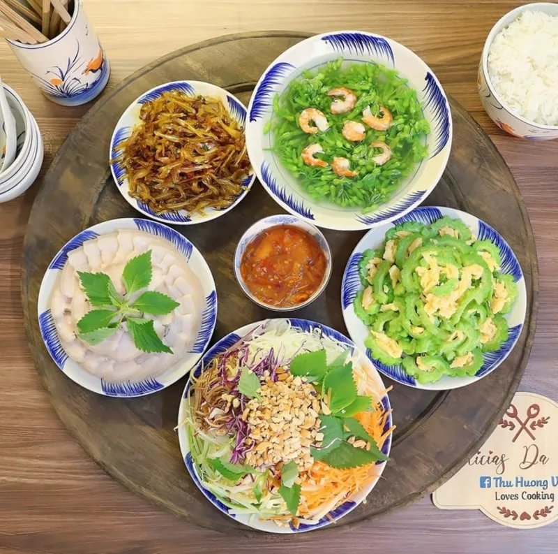 Người bận rộn nên chọn món nhanh gọn, đủ đạm, tinh bột, rau xanh và dễ chuẩn bị trước.