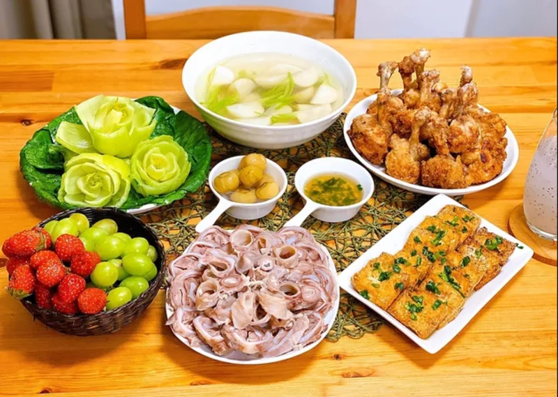 Thay đổi giữa thịt, cá, trứng, đậu và rau củ giúp thực đơn hàng ngày phong phú hơn.