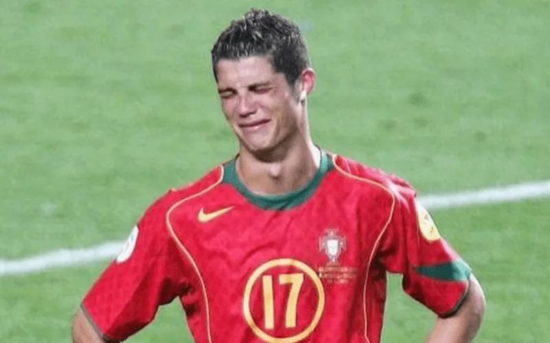 Giọt nước mắt cay đắng tuổi 19 của Ronaldo tại Euro 2004 đã hóa thành lời thề danh dự cho màu áo bã trầu.