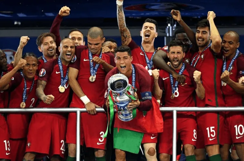 Người đội trưởng quả cảm Ronaldo truyền lửa bên đường biên dọc trong trận chung kết Euro 2016 lịch sử.