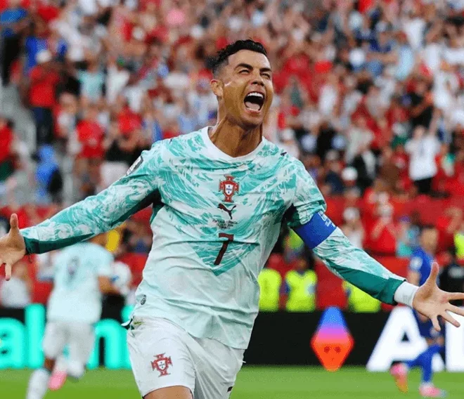 Cristiano Ronaldo là cầu thủ bóng đá người nước nào?