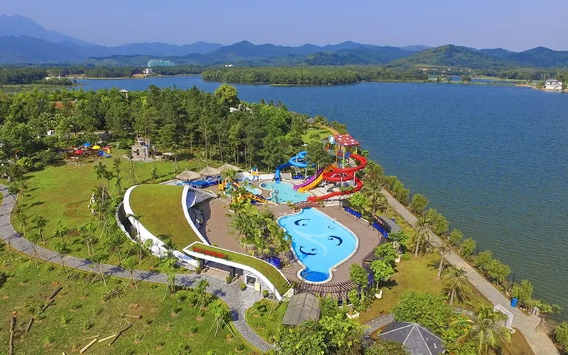 Toàn cảnh khu du lịch Đại Lải gồm hồ nước, rừng cây, resort, nhà hàng và các khu vui chơi ven hồ