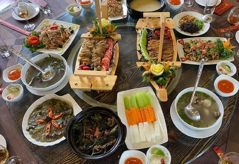 Gà đồi và cá hồ là những món ăn được nhiều du khách lựa chọn khi ghé khu vực Đại Lải
